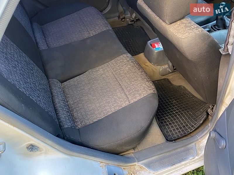Седан Mazda 323 1999 в Хусте