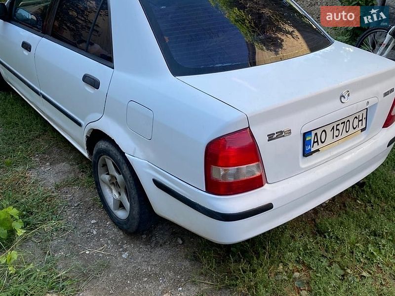 Седан Mazda 323 1999 в Хусте