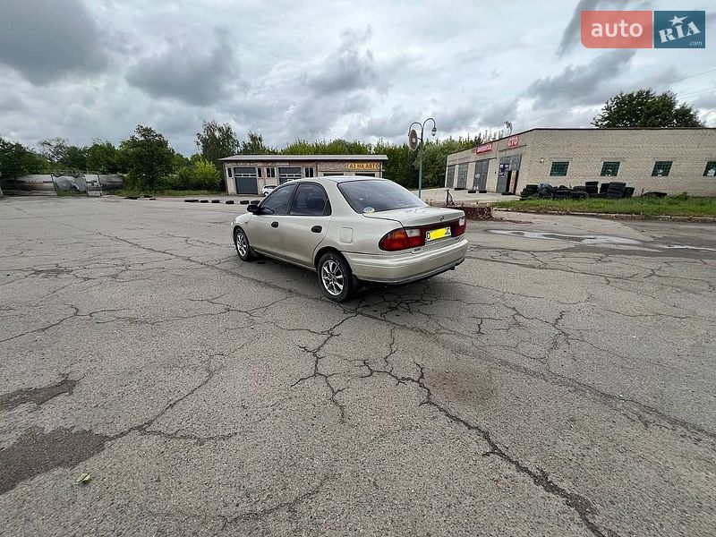 Седан Mazda 323 1997 в Нововолинську