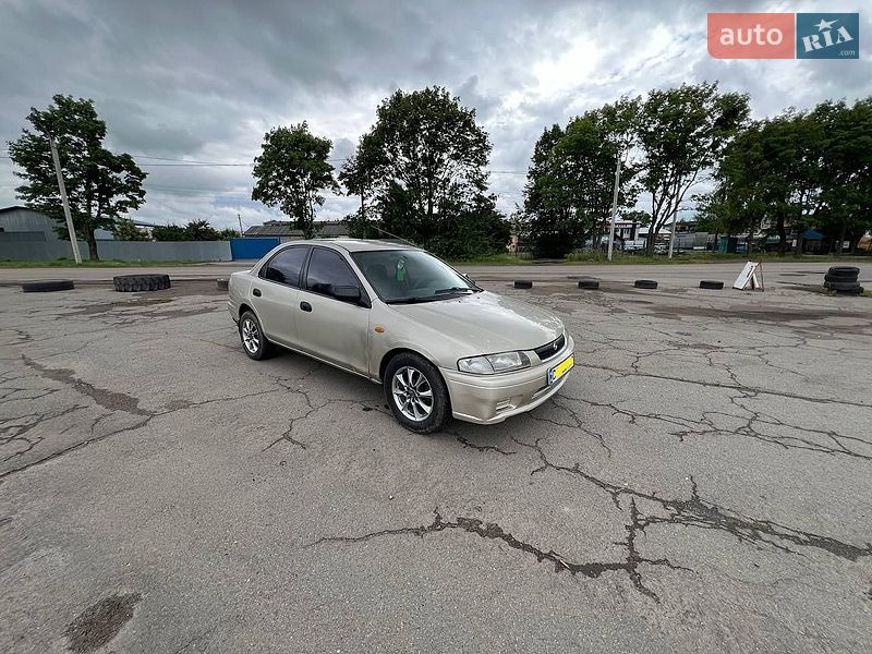 Седан Mazda 323 1997 в Нововолынске