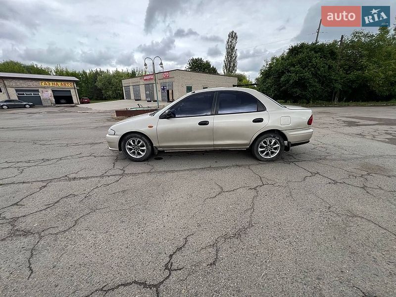 Седан Mazda 323 1997 в Нововолынске