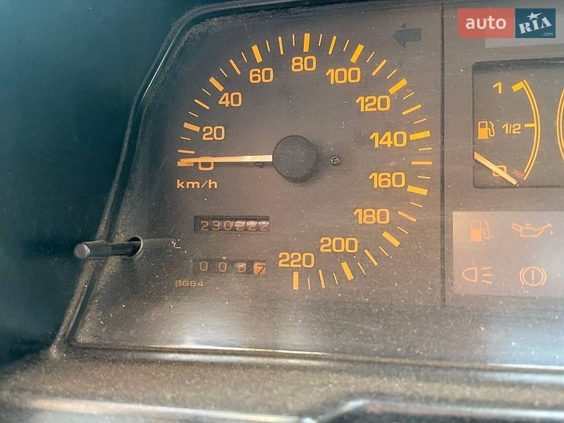 Хетчбек Mazda 323 1986 в Хмельницькому