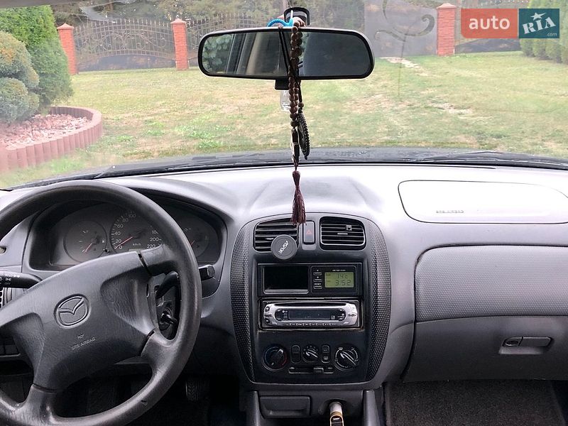 Седан Mazda 323 1998 в Яворові