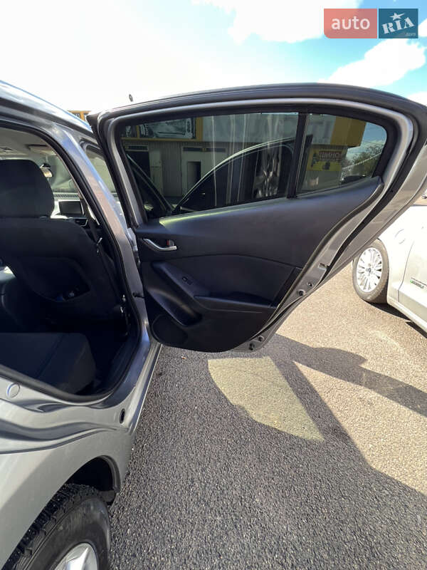 Седан Mazda 3 2016 в Кривому Розі