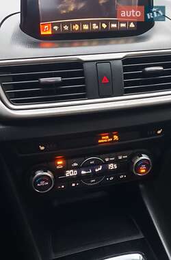 Седан Mazda 3 2016 в Киеве