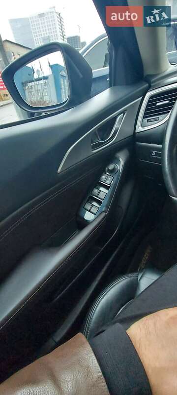 Седан Mazda 3 2016 в Киеве