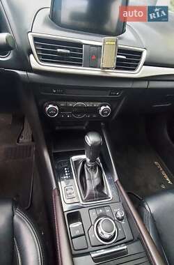 Седан Mazda 3 2016 в Киеве