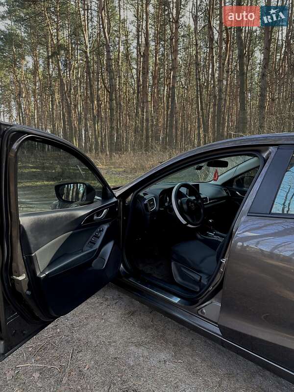 Седан Mazda 3 2016 в Звягелі