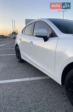 Седан Mazda 3 2018 в Чернівцях