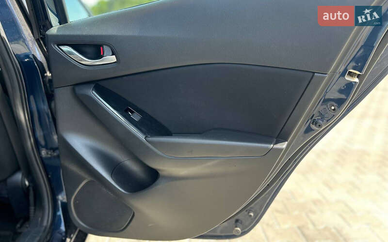 Седан Mazda 3 2018 в Черновцах