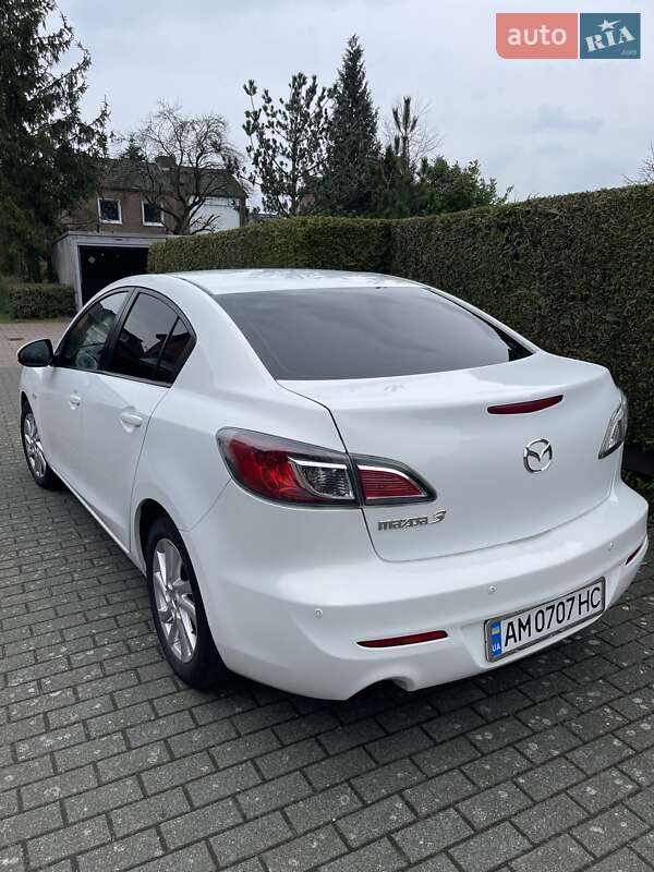 Седан Mazda 3 2011 в Коростене