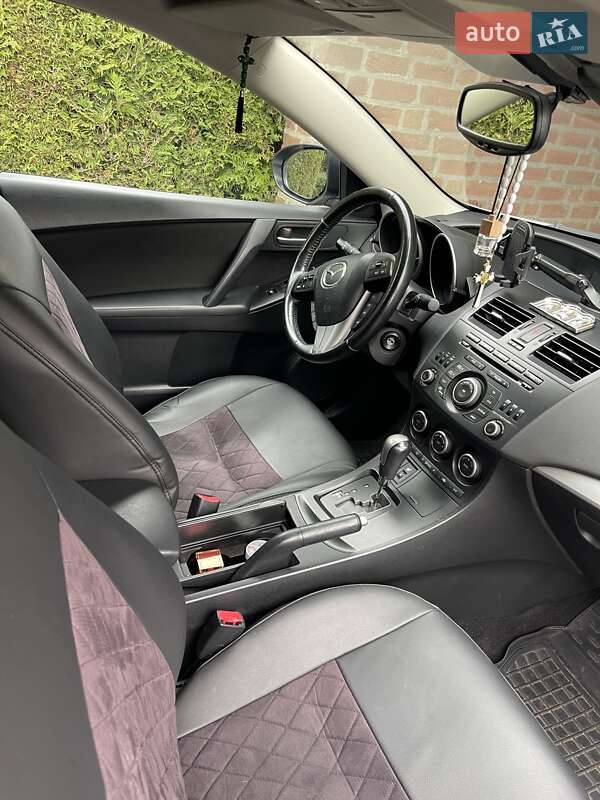 Седан Mazda 3 2011 в Коростене
