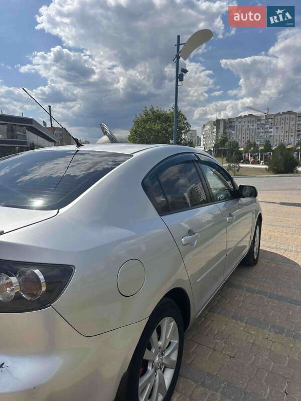 Седан Mazda 3 2007 в Южном