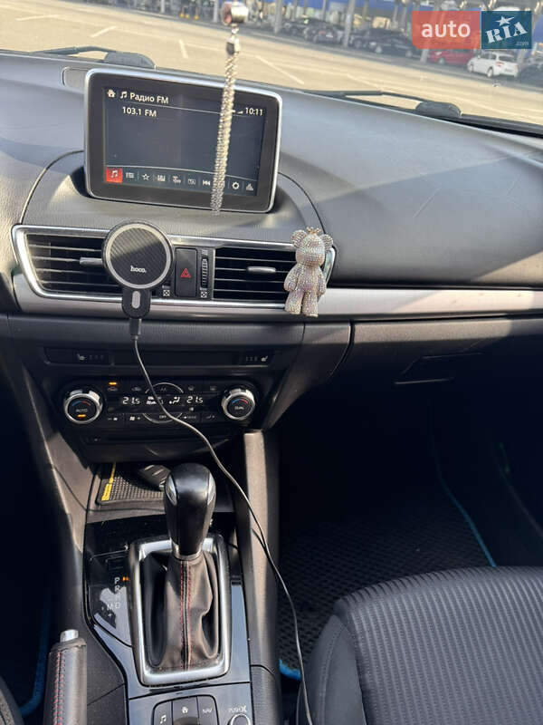 Седан Mazda 3 2016 в Киеве