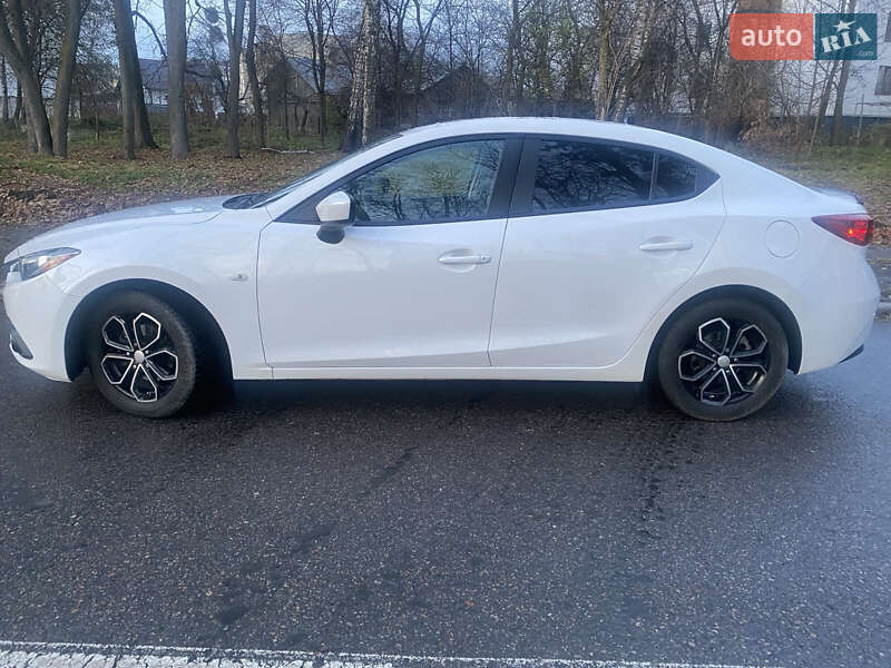 Седан Mazda 3 2016 в Черновцах