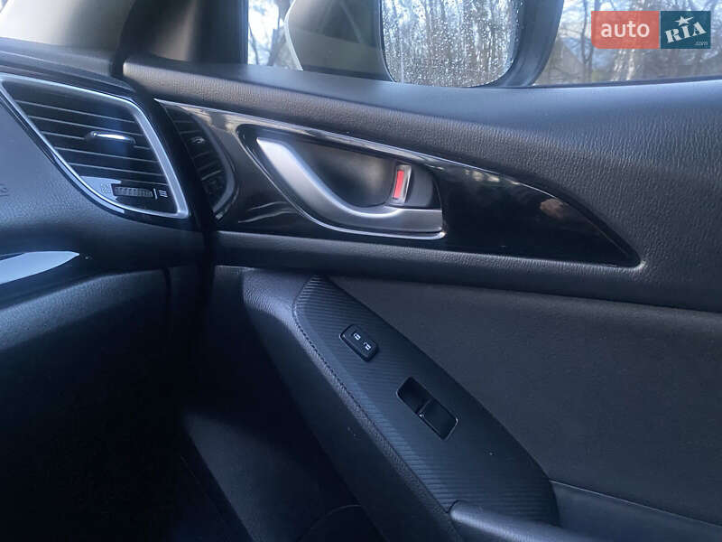 Седан Mazda 3 2016 в Черновцах