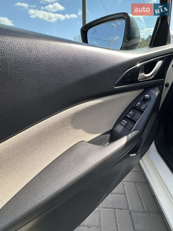 Седан Mazda 3 2015 в Днепре