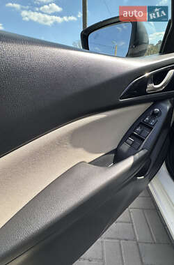 Седан Mazda 3 2015 в 