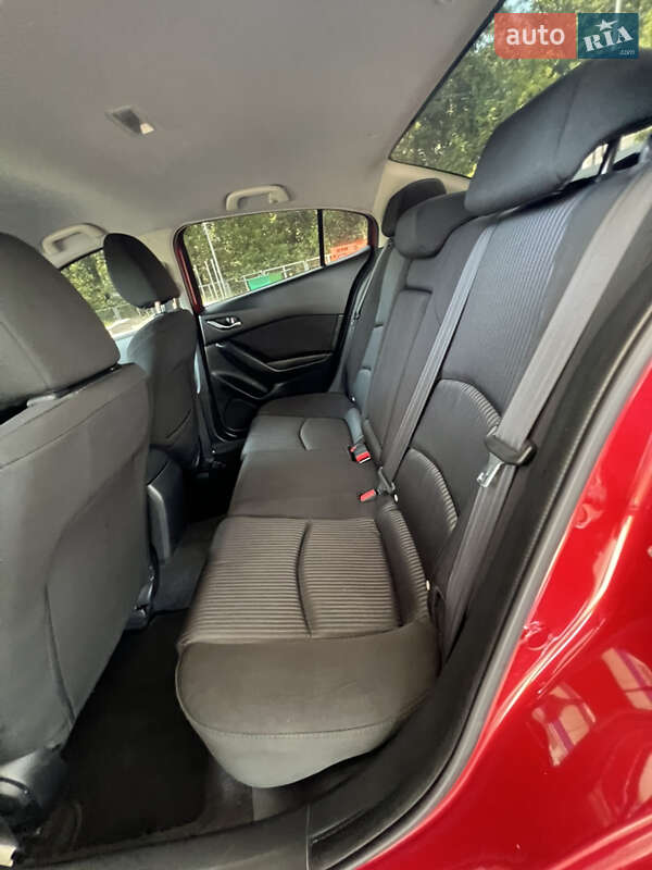 Седан Mazda 3 2015 в Прилуках