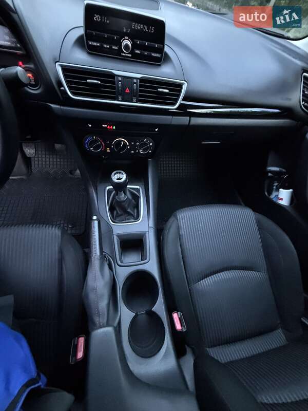 Седан Mazda 3 2015 в Днепре