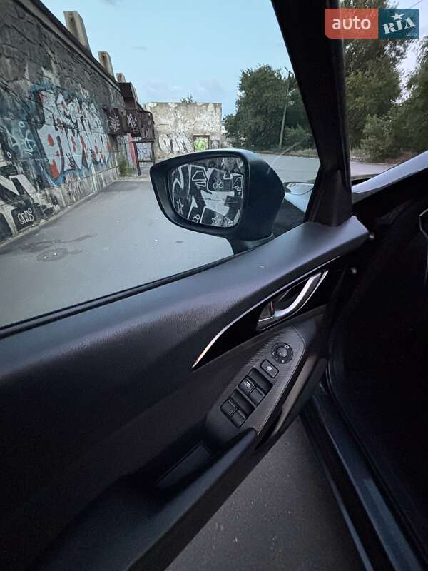 Седан Mazda 3 2015 в Днепре