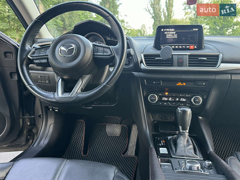 Седан Mazda 3 2017 в Киеве