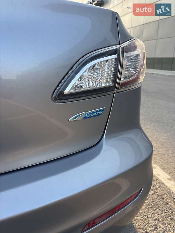 Седан Mazda 3 2013 в Днепре