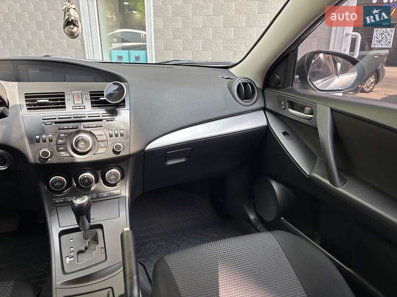 Седан Mazda 3 2013 в Днепре