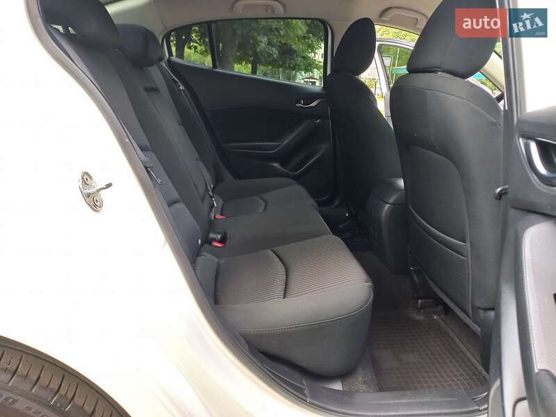 Седан Mazda 3 2016 в Днепре