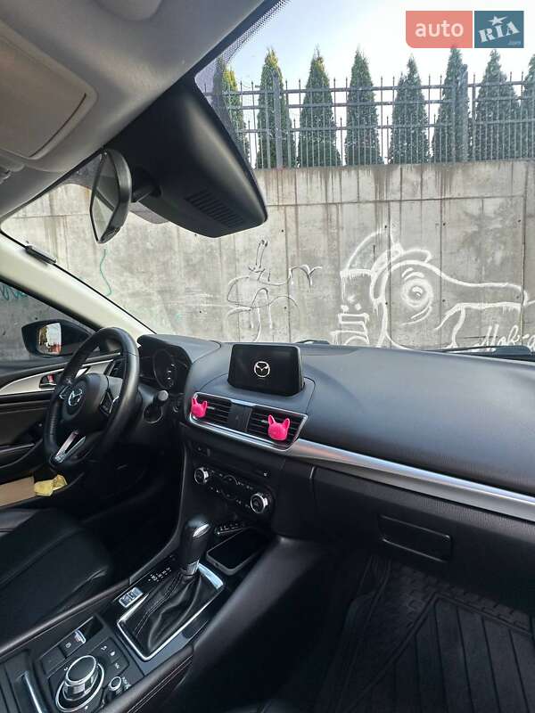 Седан Mazda 3 2018 в Киеве