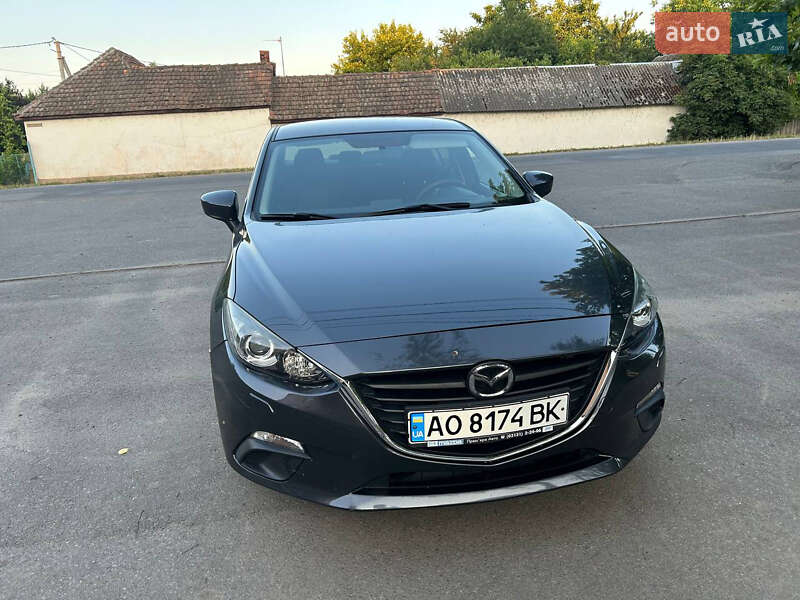 Седан Mazda 3 2015 в Берегово
