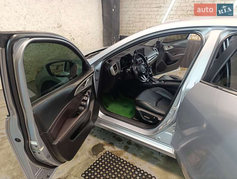Седан Mazda 3 2016 в Киеве