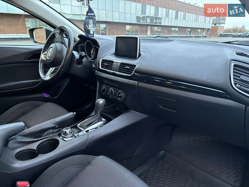 Седан Mazda 3 2016 в Киеве