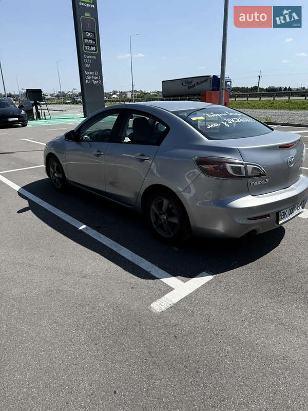 Седан Mazda 3 2012 в Ровно