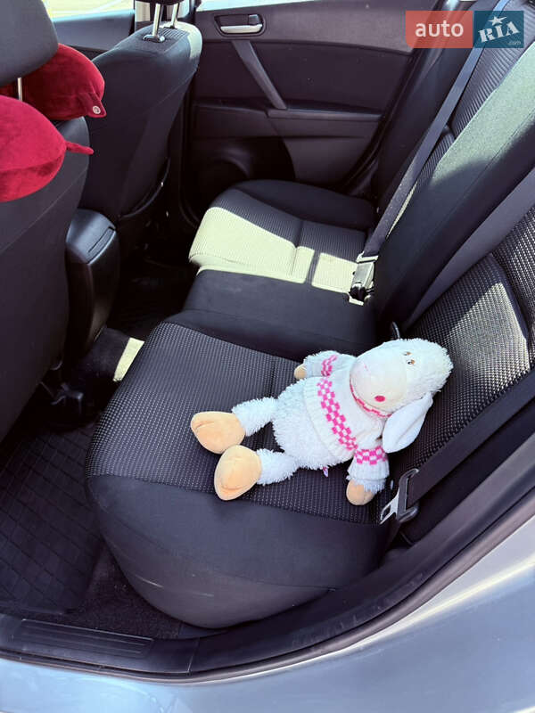 Седан Mazda 3 2012 в Ровно