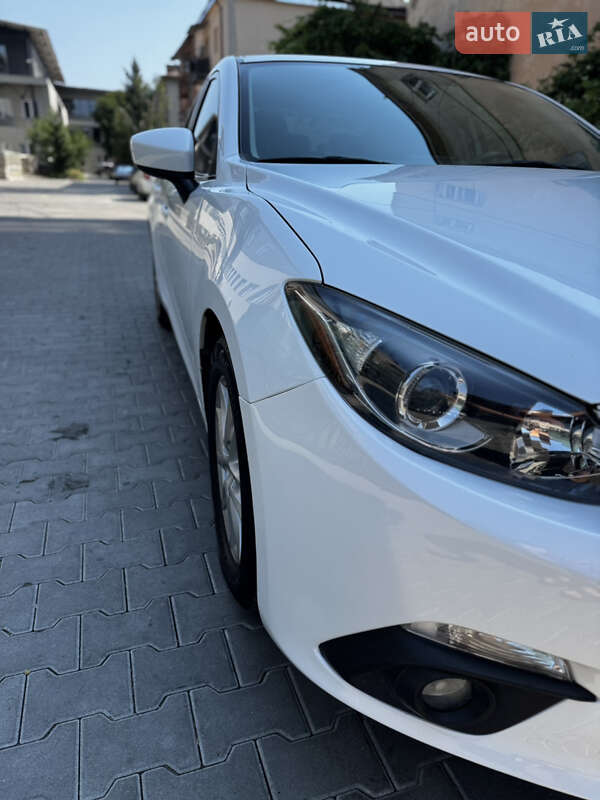 Седан Mazda 3 2015 в Ужгороде