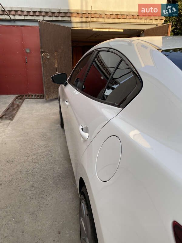 Седан Mazda 3 2018 в Днепре