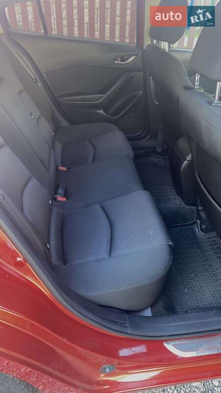 Седан Mazda 3 2016 в Ужгороде