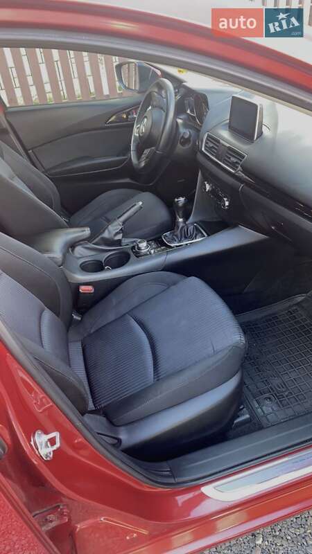 Седан Mazda 3 2016 в Ужгороде