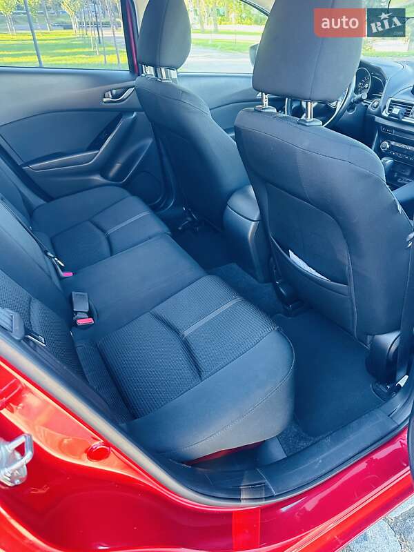 Седан Mazda 3 2016 в Киеве