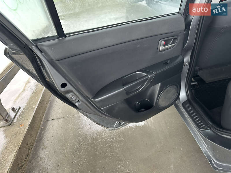 Седан Mazda 3 2004 в Коломые