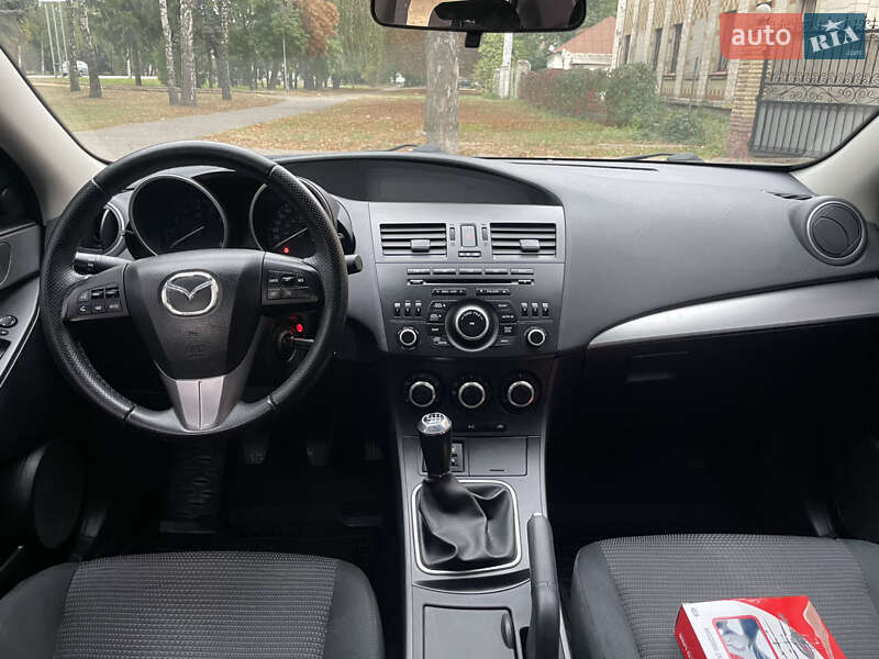 Седан Mazda 3 2012 в Лубнах