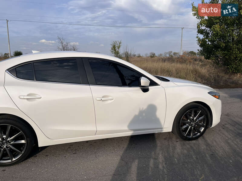 Седан Mazda 3 2017 в Днепре