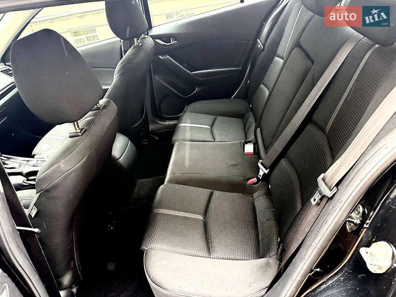 Седан Mazda 3 2016 в Киеве