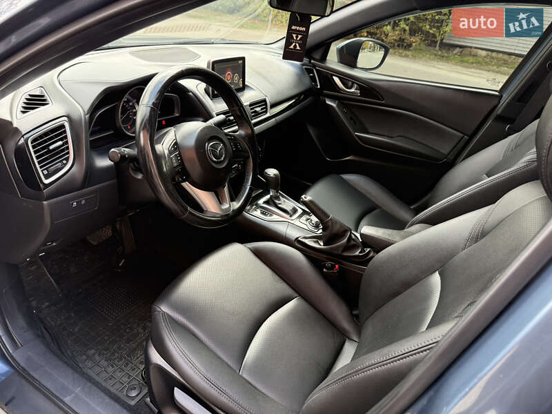 Седан Mazda 3 2016 в Ананьеве