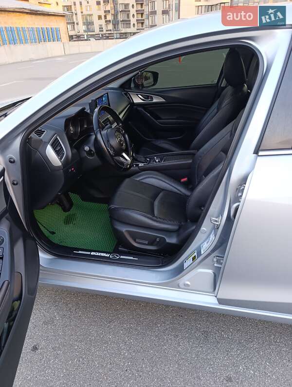 Седан Mazda 3 2016 в Киеве