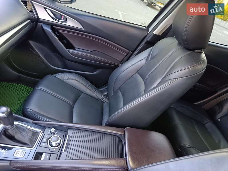 Седан Mazda 3 2016 в Киеве