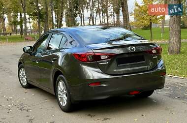 Седан Mazda 3 2017 в  фото 7 Седан Mazda 3 2017 в