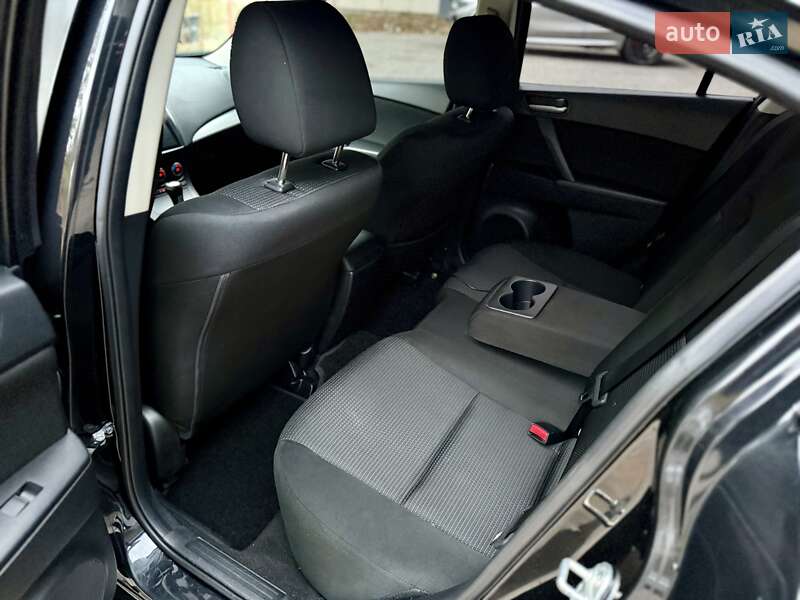 Седан Mazda 3 2013 в Дніпрі