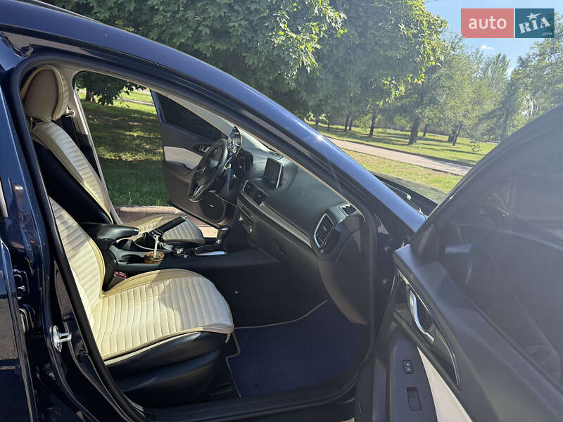 Седан Mazda 3 2013 в Кривому Розі